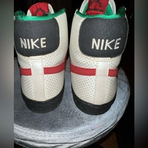 Nike color white green and black